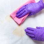 Cara Efektif Menghilangkan Noda Makeup Membandel di Seprai dan Sarung Bantal